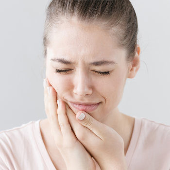 teenage girl suffers from toothache